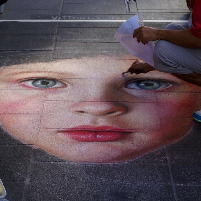 石畳がキャンバスに！イタリアの路上絵師「マドンナーリ」